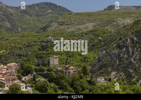 I villaggi di Gréolières e Cipières sul calcare in Monts d'Azur, Alta Provenza, Francia, Foto Stock