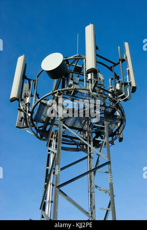 Antenne per telefonia mobile contro il cielo blu Foto Stock