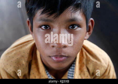 Cattolica vietnamita boy a Chong Khnies chiesa. Cambogia. Foto Stock