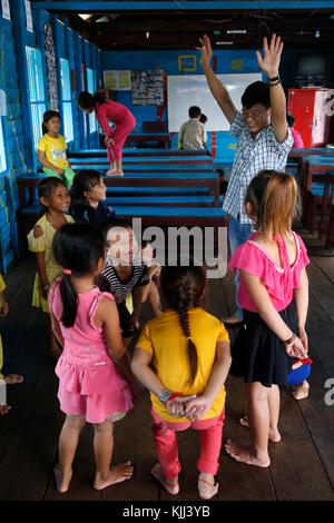 I bambini vietnamiti giocando a Chong Khnies floating chiesa cattolica sul lago Tonle Sap. Cambogia. Foto Stock