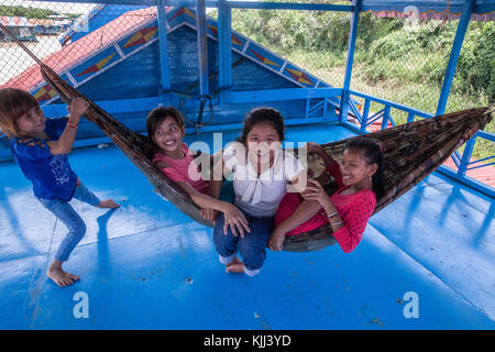 I bambini vietnamiti giocando a Chong Khnies floating chiesa cattolica sul lago Tonle Sap. Cambogia. Foto Stock