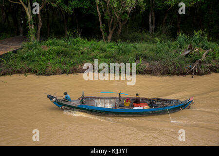 Barca su un affluente del Tonle Sap. Cambogia. Foto Stock
