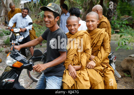I giovani monaci cambogiano che viaggiano su scooter a Battambang provincia. Cambogia. Foto Stock