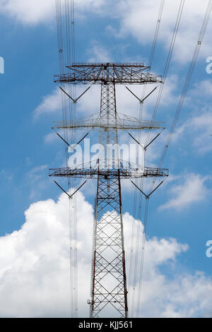 Pilone di elettricità. Linee elettriche ad alta tensione. Il Vietnam. Foto Stock