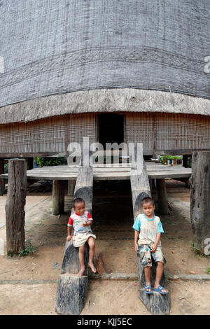 Bahnar minoranza etnica del popolo Rong comunale casa. Due giovani ragazzi. Kon Tum. Il Vietnam. Foto Stock