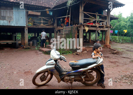 Jarai (Gia Rai) gruppo etnico. Moto e casa tradizionale. Kon Tum. Il Vietnam. Foto Stock