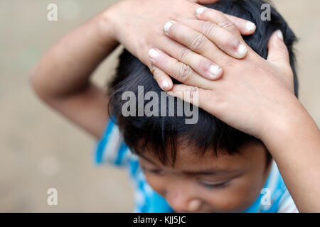 Bahnar (Ba Na) gruppo etnico. Ragazzo giovane. Ritratto. Kon Tum. Il Vietnam. Foto Stock