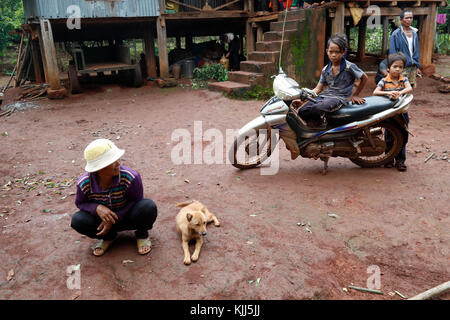 Jarai (Gia Rai) gruppo etnico. Villaggio Tradizionale. Kon Tum. Il Vietnam. Foto Stock