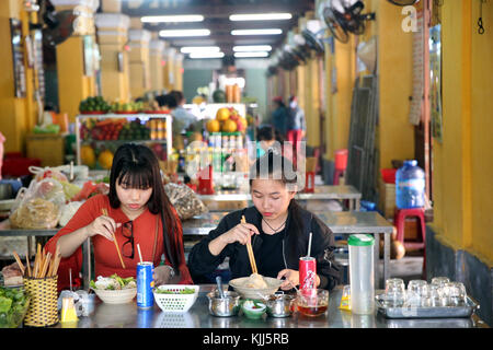 Donne vietnamita di mangiare la prima colazione con bacchette. Hoi An. Il Vietnam. Foto Stock