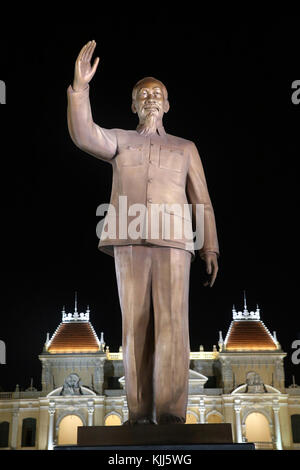 Ho Chi Minh statua e Municipio di notte. Ho Chi Minh City. Il Vietnam. Foto Stock