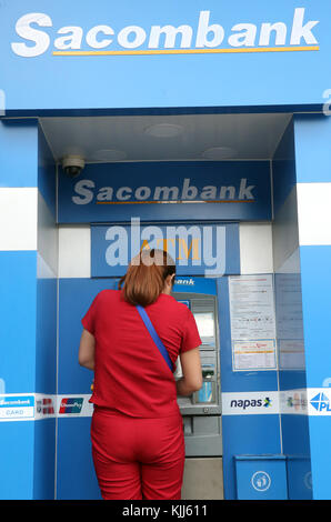 La donna il ritiro di denaro dalla carta di credito presso ATM. Ho Chi Minh City. Il Vietnam. Foto Stock