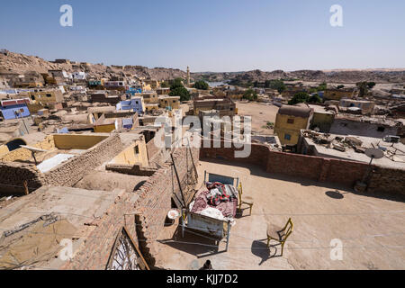 Tradizionale villaggio nubiano dal fiume Nilo in Aswan, Egitto, visto dalla cima di una casa tetto Foto Stock