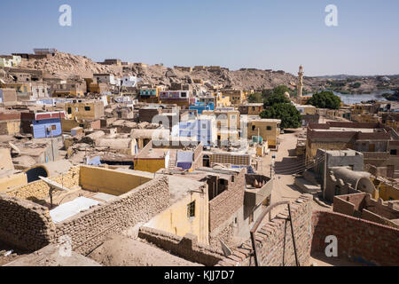 Tradizionale villaggio nubiano dal fiume Nilo in Aswan, Egitto, visto dalla cima di una casa tetto Foto Stock