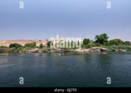 Vista panoramica del fiume Nilo in banca e Mausoleo di Aga Khan iii a partire da un tradizionale feluca vicino a Aswan, Sud Egitto Foto Stock