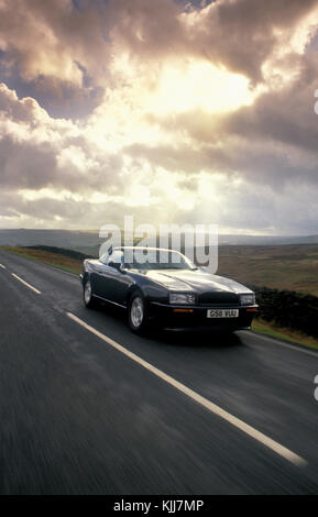 1989 aston martin virage, di proprietà ed essendo pilotati da rowan atkinson Foto Stock