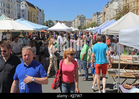 Vienna, Austria - 11 luglio 2015: people shopping a naschmarkt sabato il mercato delle pulci di Vienna in Austria. Foto Stock