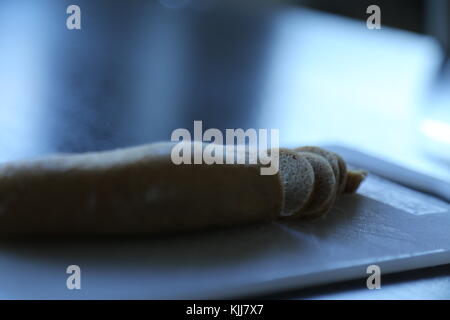 Fette di pane con le orecchie sul bordo di taglio. Primo piano e ampio angolo di visualizzazione Foto Stock