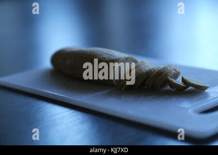 Fette di pane con le orecchie sul bordo di taglio. Primo piano e ampio angolo di visualizzazione Foto Stock