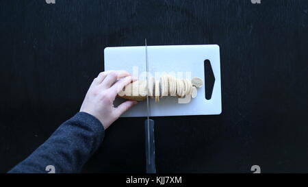 Fette di pane con le orecchie sul bordo di taglio. Primo piano e ampio angolo di visualizzazione Foto Stock