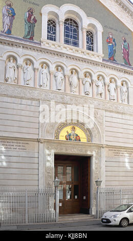 TRIESTE, ITALIA - 14 OTTOBRE: Chiesa di San Spyridon a Trieste il 14 OTTOBRE 2014. Parrocchia ortodossa serba di St. Spyridion Thaumaturge a Genoa Stree Foto Stock