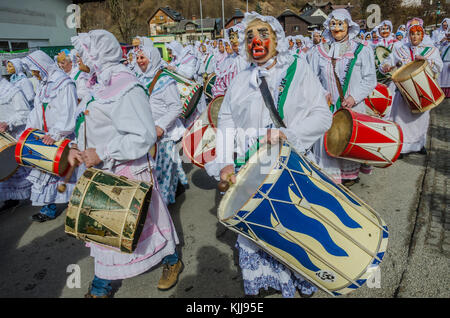 Esperienza leggendaria Aussee Carnevale in Austria: i tradizionali costumi di carnevale e costumi sono i tratti distintivi di questo fantastico evento in febbraio. Foto Stock