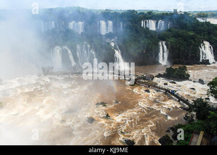 Iguassu Falls, la più grande serie di cascate del mondo, situato presso il brasiliano e argentino di frontiera, vista dal lato brasiliano. Foto Stock