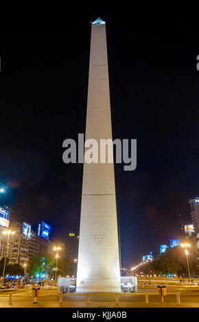 Buenos aires, Argentina - 26 maggio 2007: avenida 9 de julio, largo viale del mondo, e El Obelisco, l' obelisco di notte, buenos aires, Argentina Foto Stock