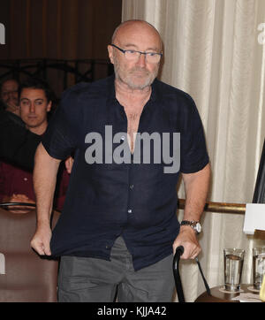 Hollywood fl - marzo 04: evander holyfield, Phil Collins e riddick bowe partecipare ad una conferenza stampa annunciando che Phil Collins è venuta fuori di pensionamento e tornando alla musica, svoltasi presso il Seminole Hard Rock Hotel & Casino il 4 marzo 2016 in Hollywood Florida persone: Phil Collins Foto Stock