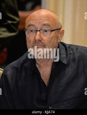 Hollywood fl - marzo 04: evander holyfield, Phil Collins e riddick bowe partecipare ad una conferenza stampa annunciando che Phil Collins è venuta fuori di pensionamento e tornando alla musica, svoltasi presso il Seminole Hard Rock Hotel & Casino il 4 marzo 2016 in Hollywood Florida persone: Phil Collins Foto Stock