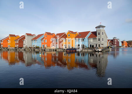 Lungomare di colorate case reitdiephaven (reitdiep marina) in groningen nei Paesi Bassi. Foto Stock