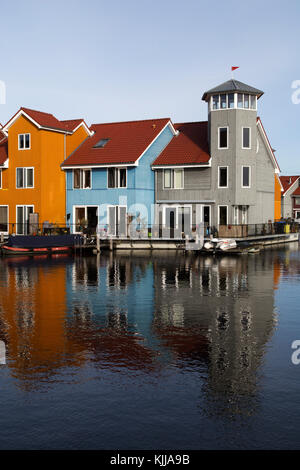 Lungomare di colorate case reitdiephaven (reitdiep marina) in groningen nei Paesi Bassi. Foto Stock