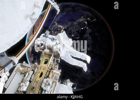 Astronauta galleggiante nella stratosfera in prossimità di un pianeta Terra. Gli elementi di questa immagine fornita dalla NASA Foto Stock