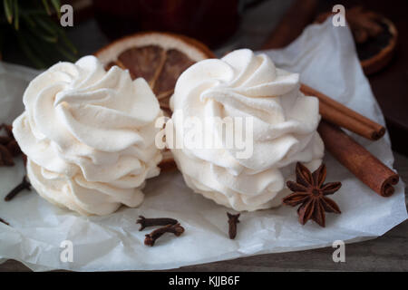 In casa zephyr o marshmallows con vin brulé cannella arance, anis. Atmosfera natalizia Foto Stock