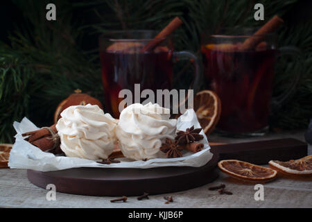 In casa zephyr o marshmallows con vin brulé cannella arance, anis. Atmosfera natalizia Foto Stock