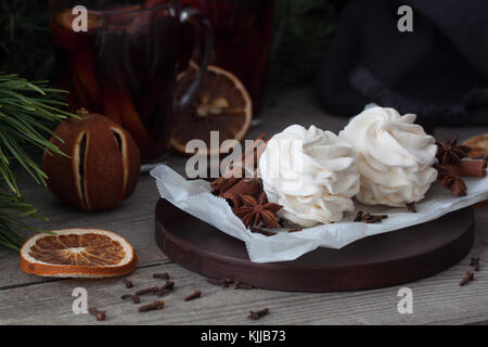 In casa zephyr o marshmallows con vin brulé cannella arance, anis. Atmosfera natalizia Foto Stock