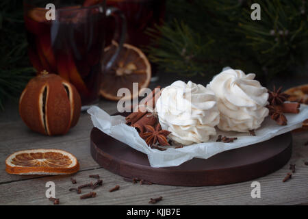 In casa zephyr o marshmallows con vin brulé cannella arance, anis. Atmosfera natalizia Foto Stock