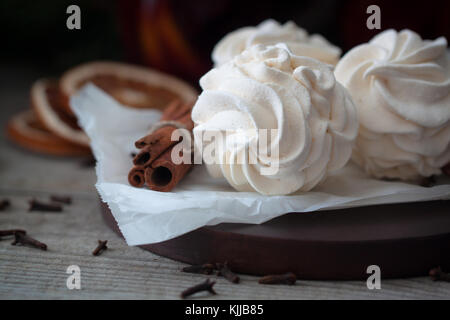 In casa zephyr o marshmallows con vin brulé cannella arance, anis. Atmosfera natalizia Foto Stock