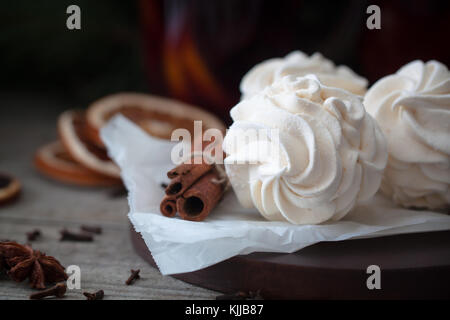 In casa zephyr o marshmallows con vin brulé cannella arance, anis. Atmosfera natalizia Foto Stock