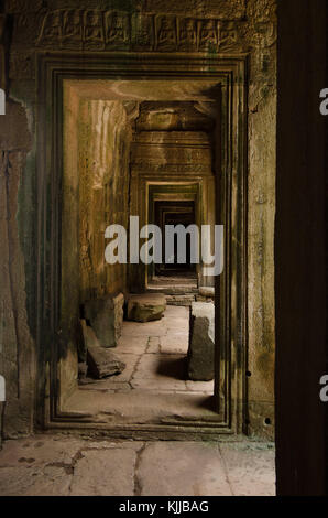 Allineate i portici e le porte formano un corridoio intorno a Angkor Thom centrale di tempio di Angkor Wat, Cambogia Foto Stock