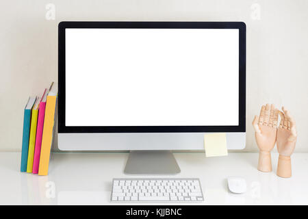 Il luogo di lavoro con il monitor di un computer con schermo vuoto sulla scrivania Foto Stock