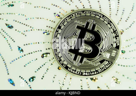 Bitcoin è un moderno modo di scambio e di questa moneta crypto è un comodo mezzo di pagamento nel settore finanziario e mercati web Foto Stock