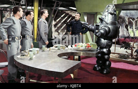 Forbidden PLANET 1956 MGM fantascienza film con da destra Robby il Robot, Walter Pigeon, Leslie Nielsen Foto Stock