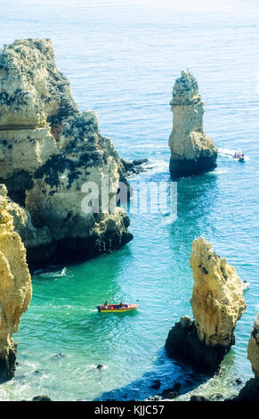 Clifftop vista delle barche a vela attraverso il sorprendente formazioni rocciose costiere in Algarve, Portogallo. Foto Stock