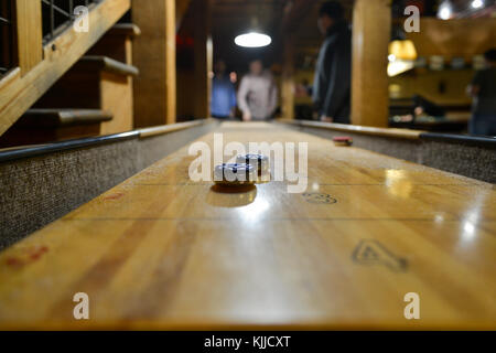 Austin, Texas - Marzo 6, 2014: tabella shuffleboard a Buffalo biliardo in Austin, Texas. Foto Stock