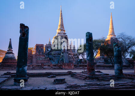 Colonne erette segnano l'ingresso del Wat Pra Si Sanphet tempio nel parco storico di Ayutthaya antica, Thailandia. Foto Stock