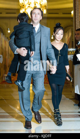 BUCAREST, ROMANIA - OTT 31: Attore Nicolas Cage, Alice Kim Cage e figlio Kal-El al ballo di Halloween del Palazzo del Parlamento di Bucarest. Il 31 ottobre 2010 a Bucarest, Romania persone: Nicolas Cage Alice Kim Cage Kal-E. Foto Stock