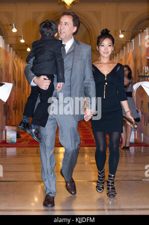 BUCAREST, ROMANIA - OTT 31: Attore Nicolas Cage, Alice Kim Cage e figlio Kal-El al ballo di Halloween del Palazzo del Parlamento di Bucarest. Il 31 ottobre 2010 a Bucarest, Romania persone: Nicolas Cage Alice Kim Cage Kal-E. Foto Stock