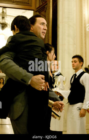 BUCAREST, ROMANIA - OTT 31: Attore Nicolas Cage, Alice Kim Cage e figlio Kal-El al ballo di Halloween del Palazzo del Parlamento di Bucarest. Il 31 ottobre 2010 a Bucarest, Romania persone: Nicolas Cage Alice Kim Cage Kal-E. Foto Stock