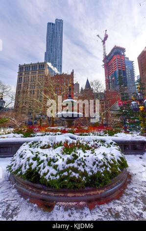 La fontana in city hall park di Lower Manhattan New York City. Foto Stock