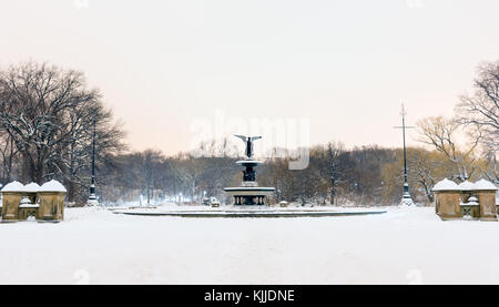 Fontana di bethesda e terrazza di notte in inverno nel central park di new york. Foto Stock